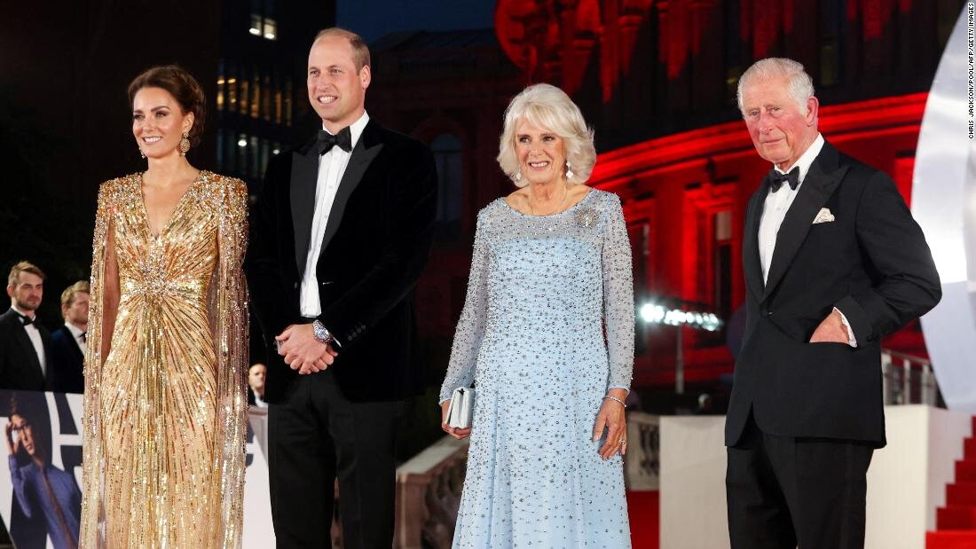 В честь премьеры последнего фильма о Джеймсе Бонде "Не время умирать" оглянитесь на королевскую семью, посещавшую премьеры Бонда на протяжении многих лет