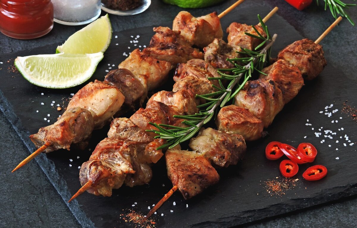 Приготовление шашлыков на природе для многих стало доброй традицией. Но что, если погода не позволяет устроить пикник на свежем воздухе? Хорошая новость для мясоедов — это блюдо можно готовить и дома. Например, в духовке или на сковороде-гриль. Разбираемся вместе с Food.ru, какой способ лучше, как выбрать маринад и соусы, и сделать, чтобы мясо получилось не хуже, чем на мангале.