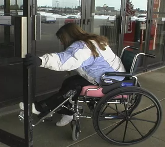 Invalid class. Девочка в инвалидном кресле. Девушка в инвалидной коляске в больнице. Одинокий инвалид. Молодая девушка в инвалидной коляске.