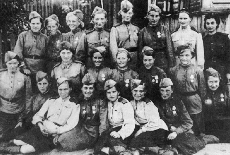 Группа девушек-минёров. Ленинградский фронт, 1943. Источник - портал "Музеи России" http://ftp.museum.ru