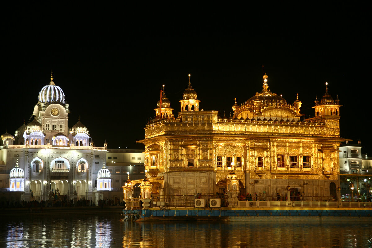Хармандир сахиб это. Золотой храм сикхов в амритсаре. Золотой храм хармандир-сахиб. Золотой храм в амритсаре. Золотой храм хармандир-сахиб.