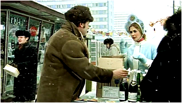 Друг Жени Лукашина, главного героя фильма, Павел, которого играет А. Ширвиндт покупает на  елочном базаре 31 декабря  шампанское и апельсины.