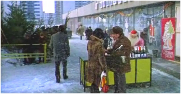 Кадры из фильма «Ирония судьбы…», Павел (А.Ширвиндт) затоваривается перед походом в баню