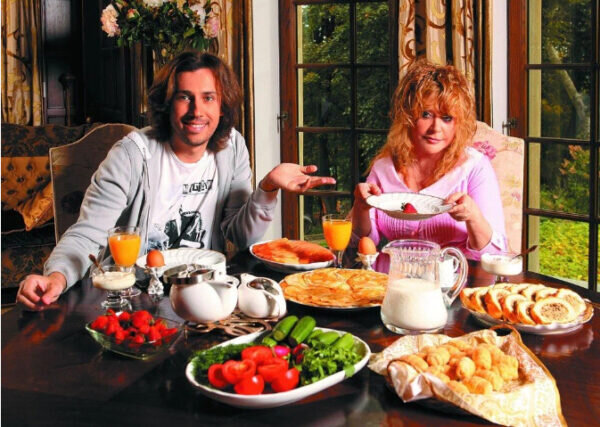 Максим Галкиин и Алла Пугачева за столом. Фото Инстаграм