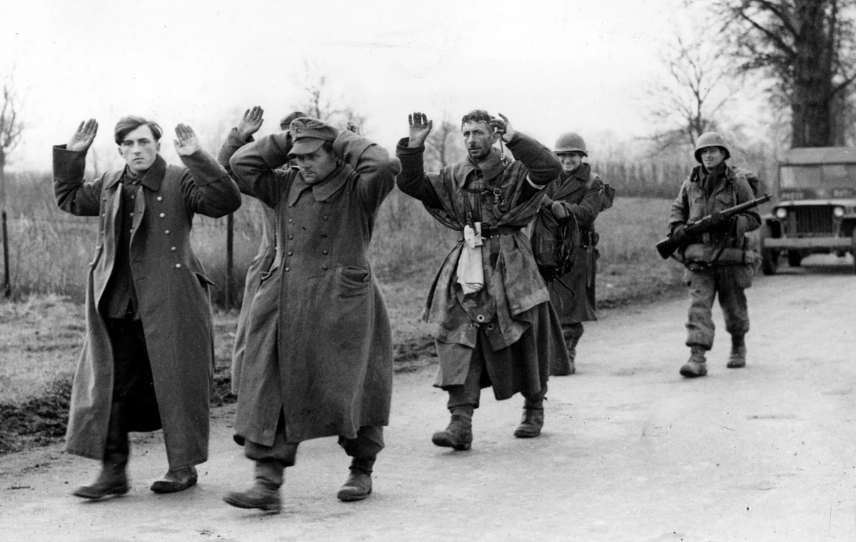 Человек сдавшийся в плен. Немецкие солдаты сдаются в плен 1945. Пленные солдаты вермахта советскими солдатами. Немецкие солдаты сдаются в плен 1941. Сдавшиеся немецкие солдаты 1945.