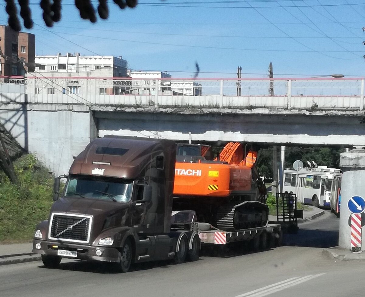 Не учел высокий габарит при перевозке груза