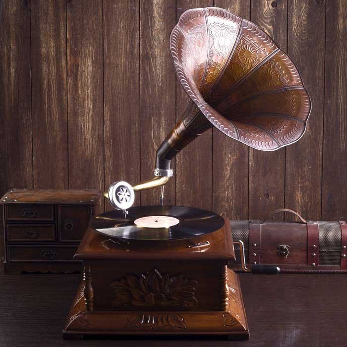 Музыкальная индустрия особенно активно начала развиваться после того, как в 1877 г. изобретатели Томас Эдисон и Шарль Кро, не знакомые друг с другом, придумали такое ценное для общества изобретение, как фонограф.