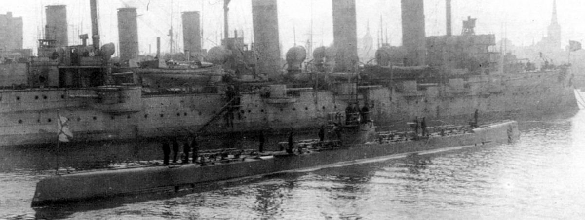 Подводная лодка "Гепард" у борта крейсера "Олег", Ревель, 1915 год