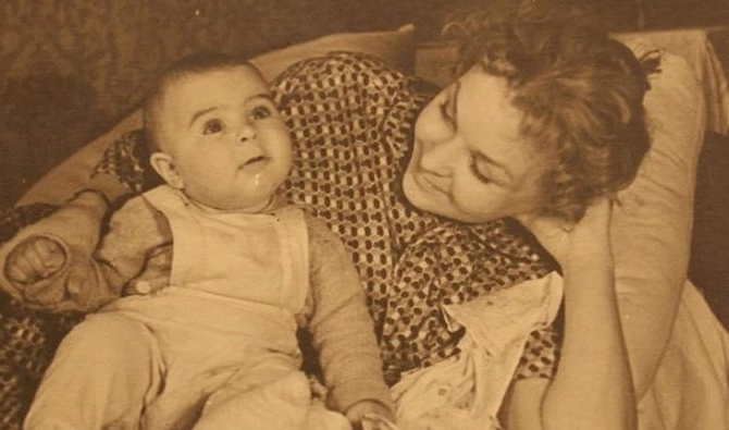 Андрей Ургант в детстве с матерью