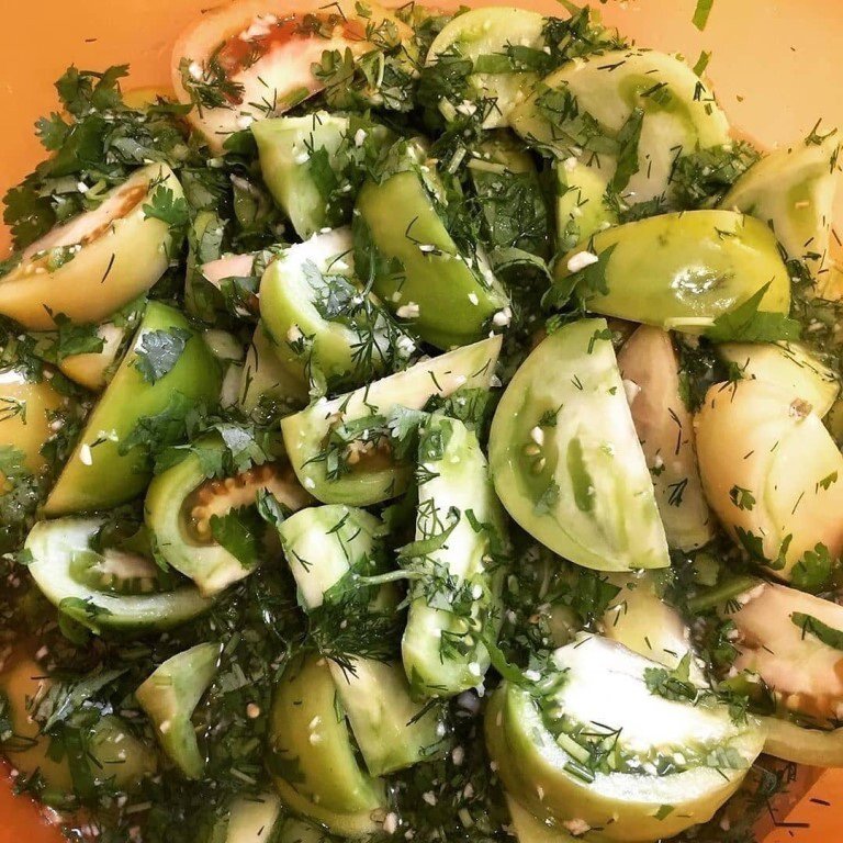 Зеленые помидоры содержат антиоксиданты, витамины A, C и K, а также железо, фосфор и другие минералы.