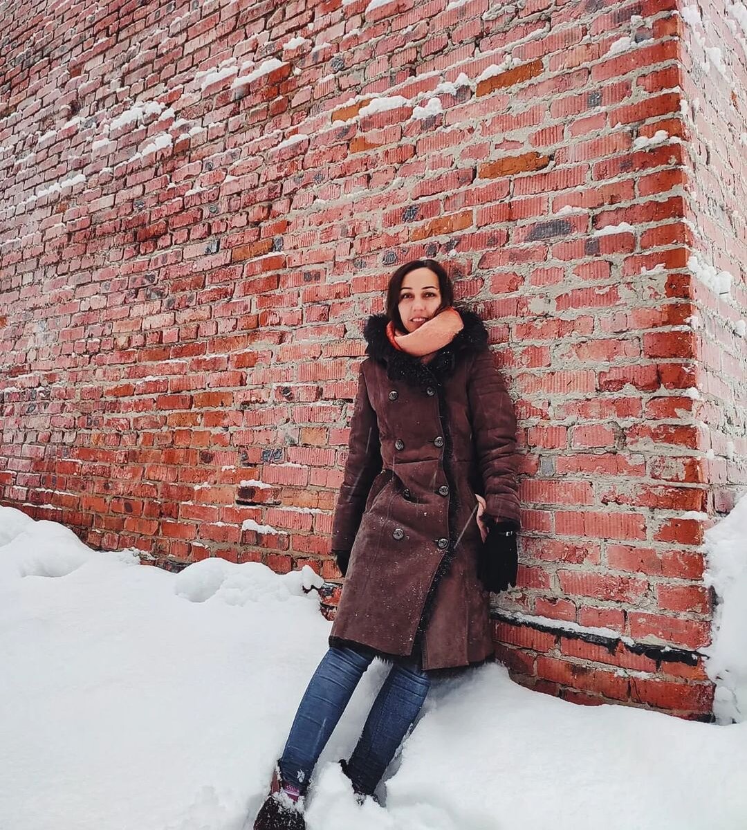 Само совершенство 🆚️ живой человек

Он мог  быть идеален, но зачем?  Да и что считать совершенством? Может быть творческая натура  готовая снимать по 100 сторис как Бузова? Умеющий изрекать умные мысли  как Лабковский или Собчак? То кто платит много, делает все как я сказала или сам знает что надо  делать просто делегирует все мне с четкими инструкциями? А может быть весь такой осознанный и знающий чего он хочет? 

Кто же он мой идеальный? Я и сама не знаю что такое идеал... Я за шероховатости! 

Пусть пишет ночью, главное не голосовые на 5 минут.
Пусть не отвечает по 6 часов на мои сообщения.
Пусть забудет на 2-3 дня про контент план.
Пусть выложит сторис как нравится и  пусть они будут странными.
Пусть будет собой! 

Я и сама неидеальна. Мы не машины, не рабы контент-планов, правил и алгоритмов инстаграм. Я не ищу идеальных. Я ищу своих, с которыми мы сможем двигаться в нужном направление, а иногда сменить курс или  остановиться передохнуть. 

А кто ваш идеальный клиент?

@katerinayashina #яшиндор3