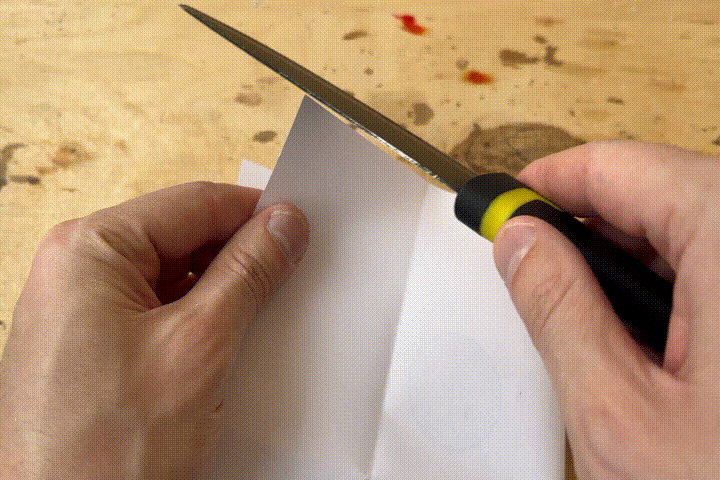 Нож совсем не режет.