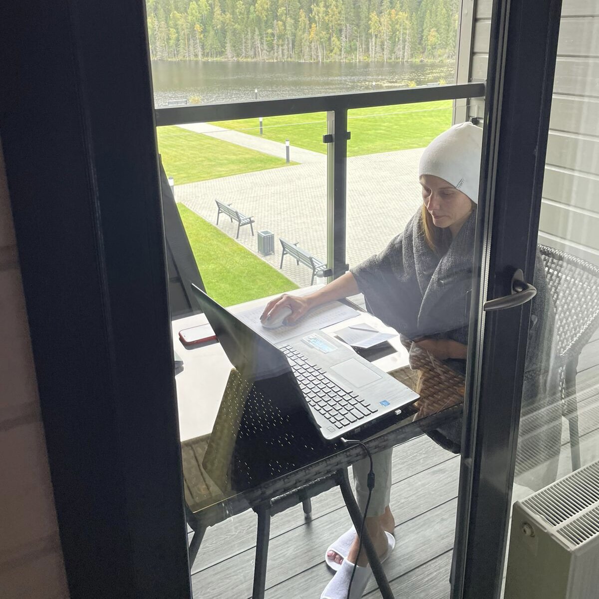 Фрилансер может работать где угодно)