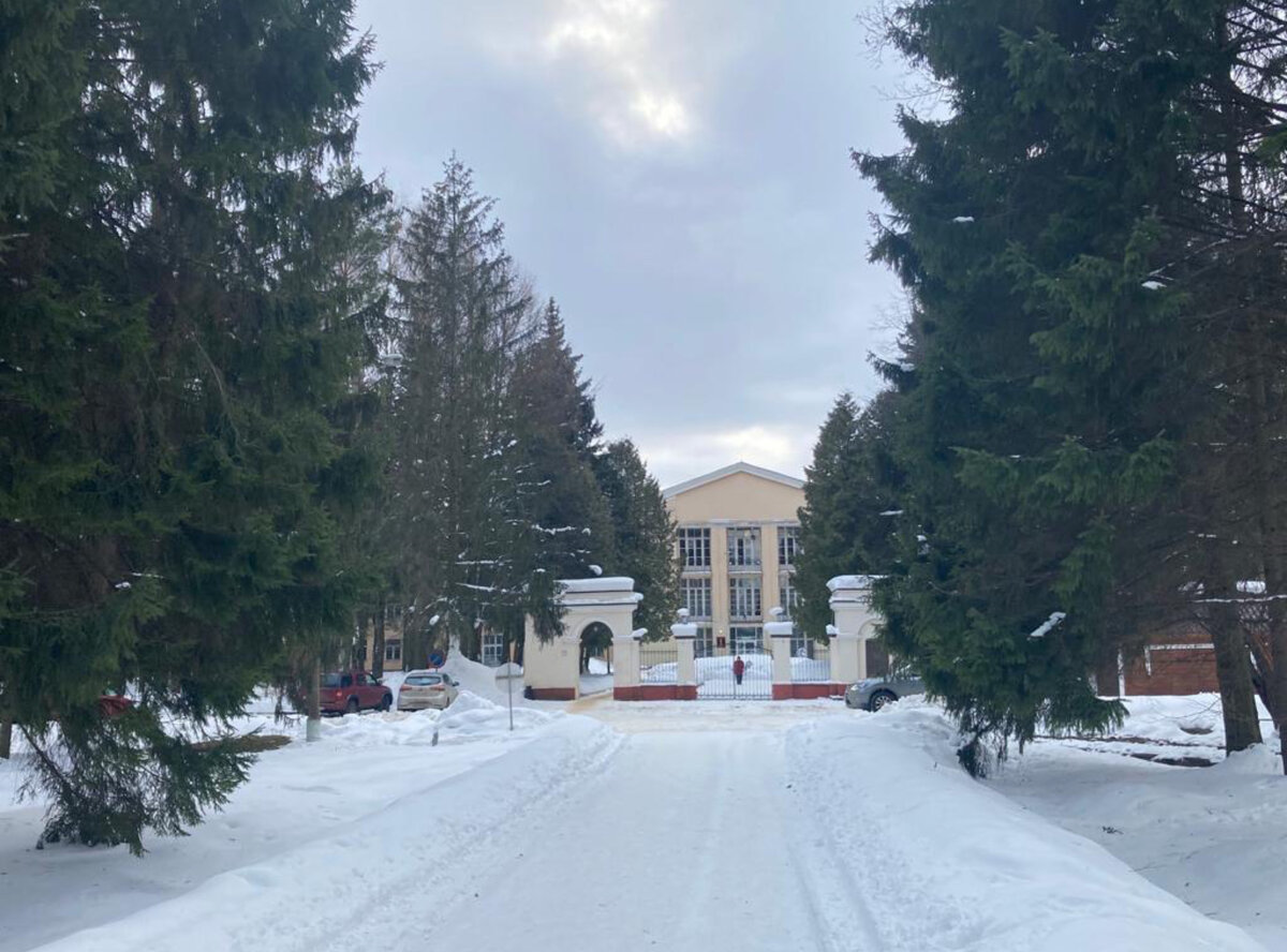 Фото автора. Главный корпус к которому от Кпп идти по еловой аллее.