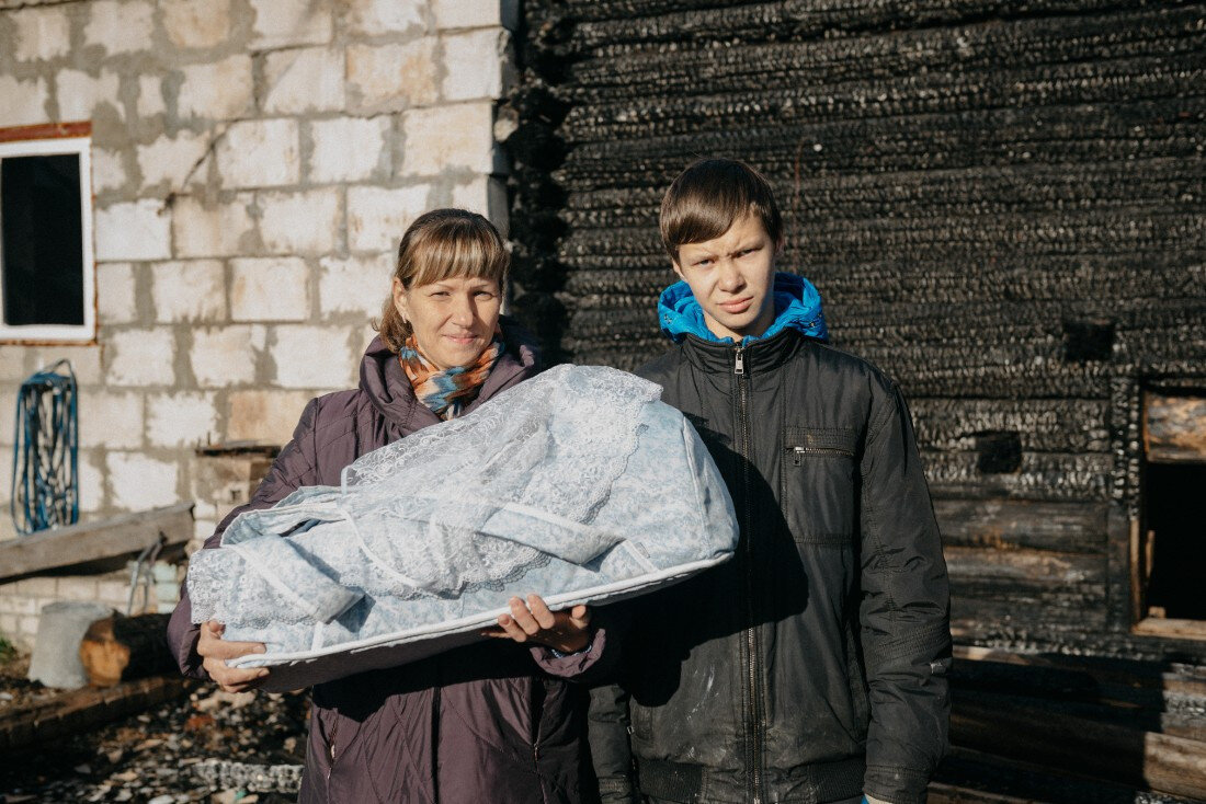 Жителей Тверской области просят помочь многодетной семье погорельцев  построить новый дом | Караван Ярмарка | Дзен