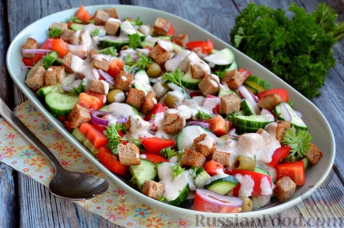 огурцы свежие, перец болгарский красный, оливки, лук репчатый красный, зелень петрушки, сливки, икра рыбная, хлеб ржаной, соль