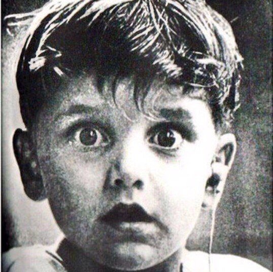 Мальчик, который впервые услышал звуки.