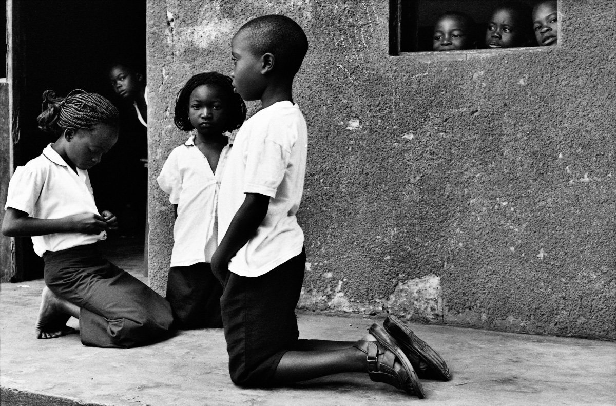 Оценка возникла как альтернатива телесным наказаниям, но в африканском Конго детей наказывают и сейчас.