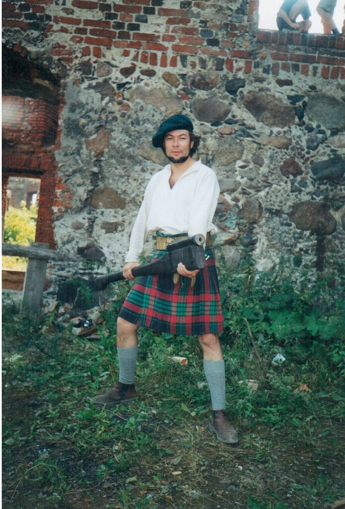 Развалины замка Инстербург, что в Калининградской области (когда - то Пруссии), я и аркебуза.