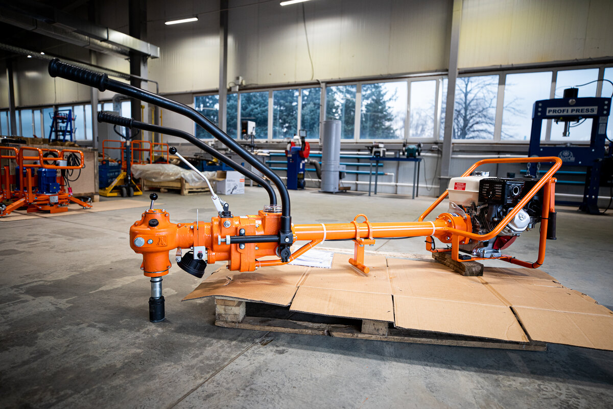 Фото №1. Ключ путевой моторный КПМ, он же ключ шурупогаечный КШГ для завинчивания и отвинчивания клеммных гаек, закладных болтов и путевых шурупов. https://zdm.ru/products/putevoj-instrument/klyuch-putevoj-motornyij-kpm