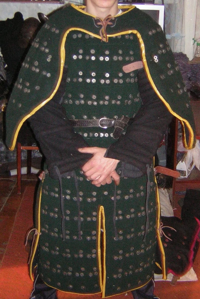 Современная бугуртооптимальная вариация монгольского пластинчатого доспеха "хатангу дегель"