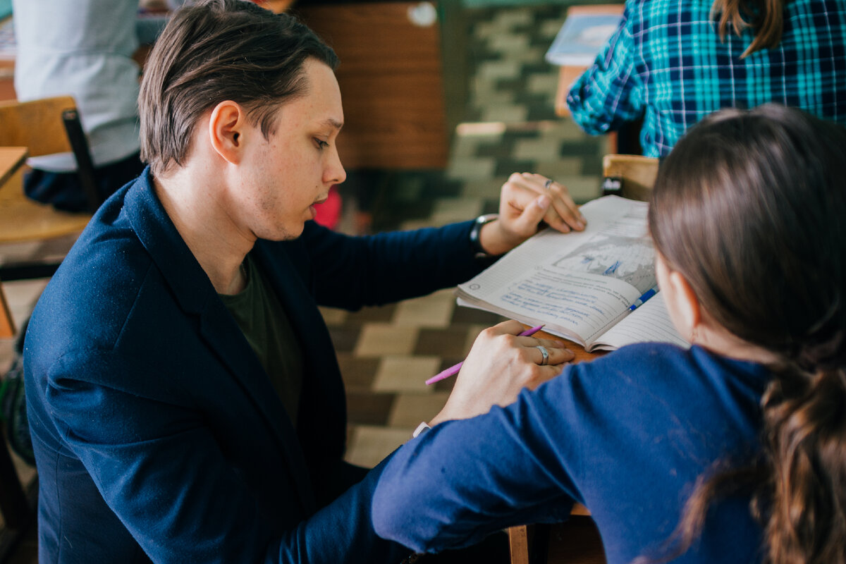 Под руководством учителя. Преподаватель наставник. Наставник для подростка. Молодой учитель и наставник. Наставник и ученик.