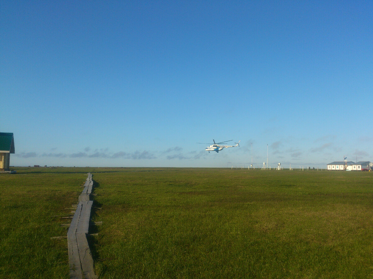 Момент посадки вертолета.