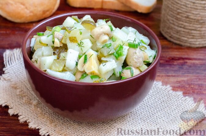 картофель, огурцы солёные, шампиньоны маринованные, лук зелёный, зелень укропа, масло растительное, соль, перец чёрный молотый