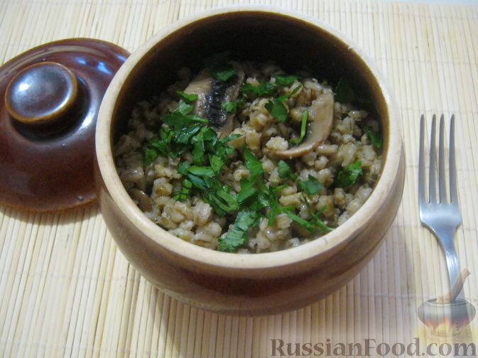 перловая крупа, шампиньоны, лук репчатый, масло растительное, соль, зелень петрушки