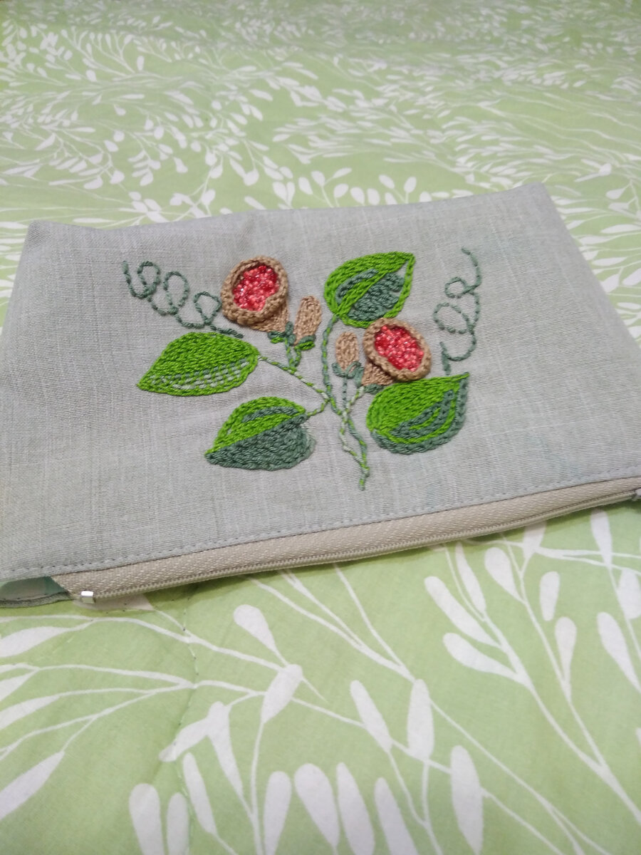 Обычно использую однотонную ткань для лицевой стороны. В запасе всегда есть пара "вышивок" под косметички, ждут своего часа.