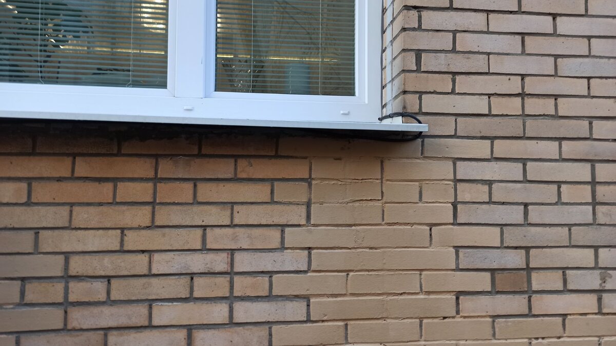 Коммуникации заводятся в квартиру через небольшое отверстие. 