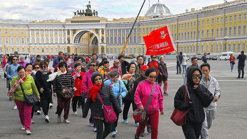 Туристы в Санкт Санкт Петербурге