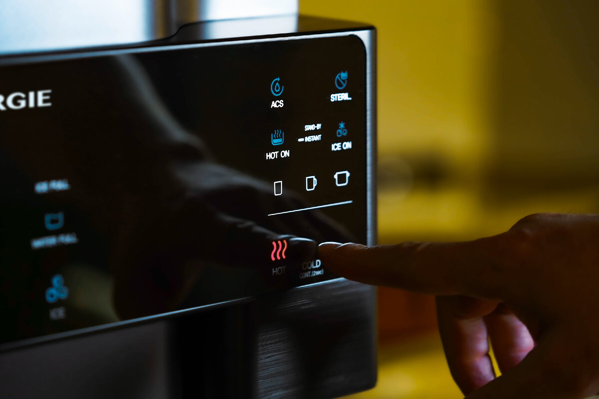 Модель пурифайера L`ENERGIE SANITA ICE. Режимы подачи: холодная, горячая и комнатной температуры вода, а также лёд. 