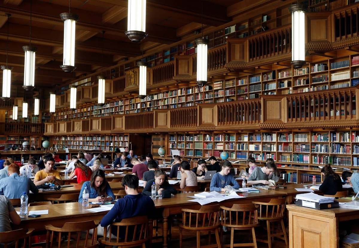 Античные университеты. Библиотека Болонского университета. Оксфордский университет библиотека. Университет в Англии Гарвард. Школа Великобритании Гарвард.