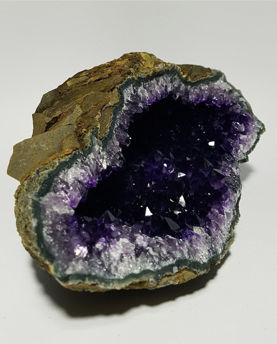 опал жеода камень. минерал пирит жеода. жеода агат аметист. самоцветы драгоценные камни жеода. друза жеода аметиста.