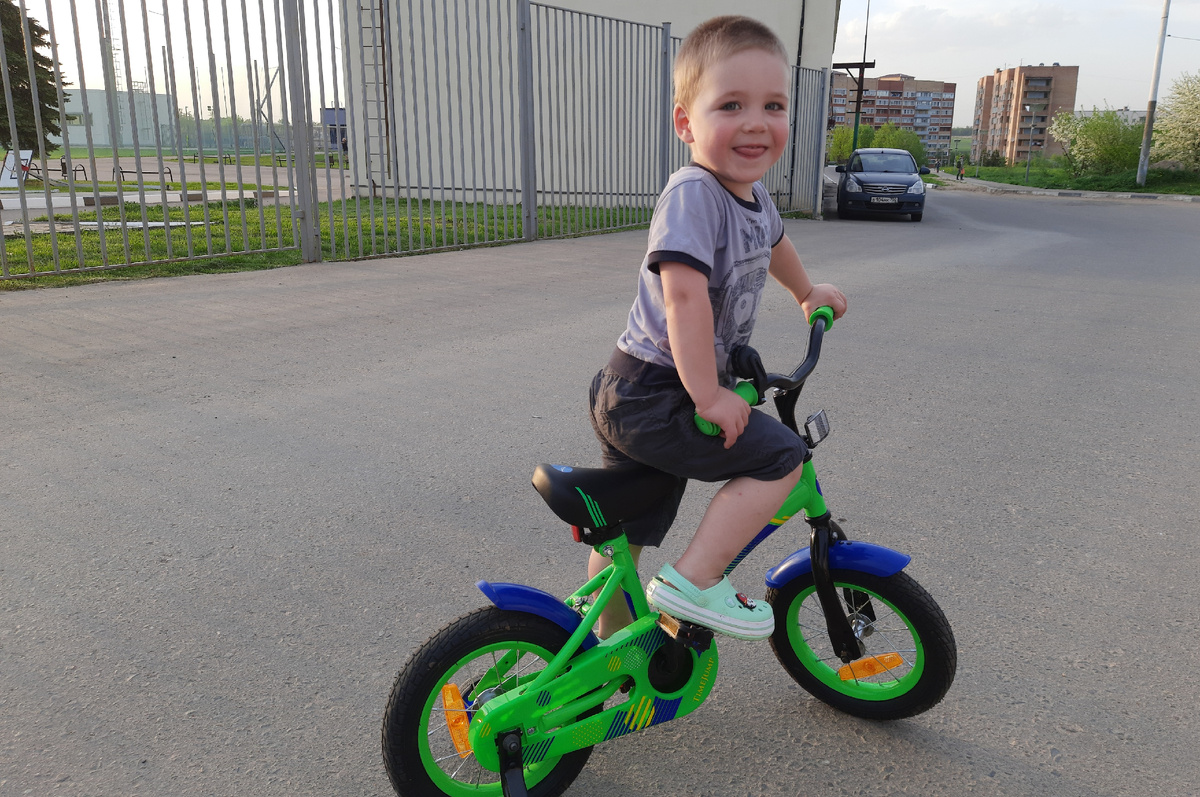 Уже вполне себе уверенный велосипедист.