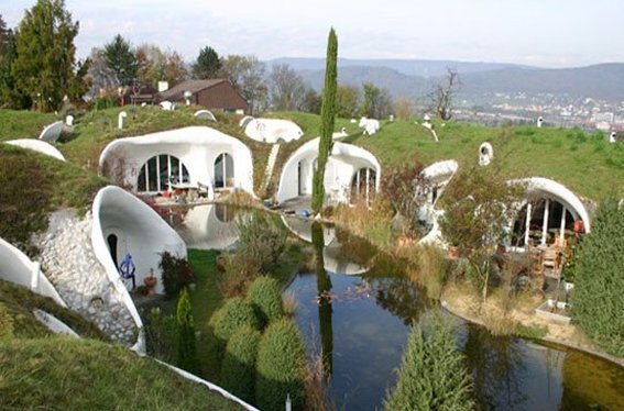 Поселок домов-нор где-то в Западной Европе