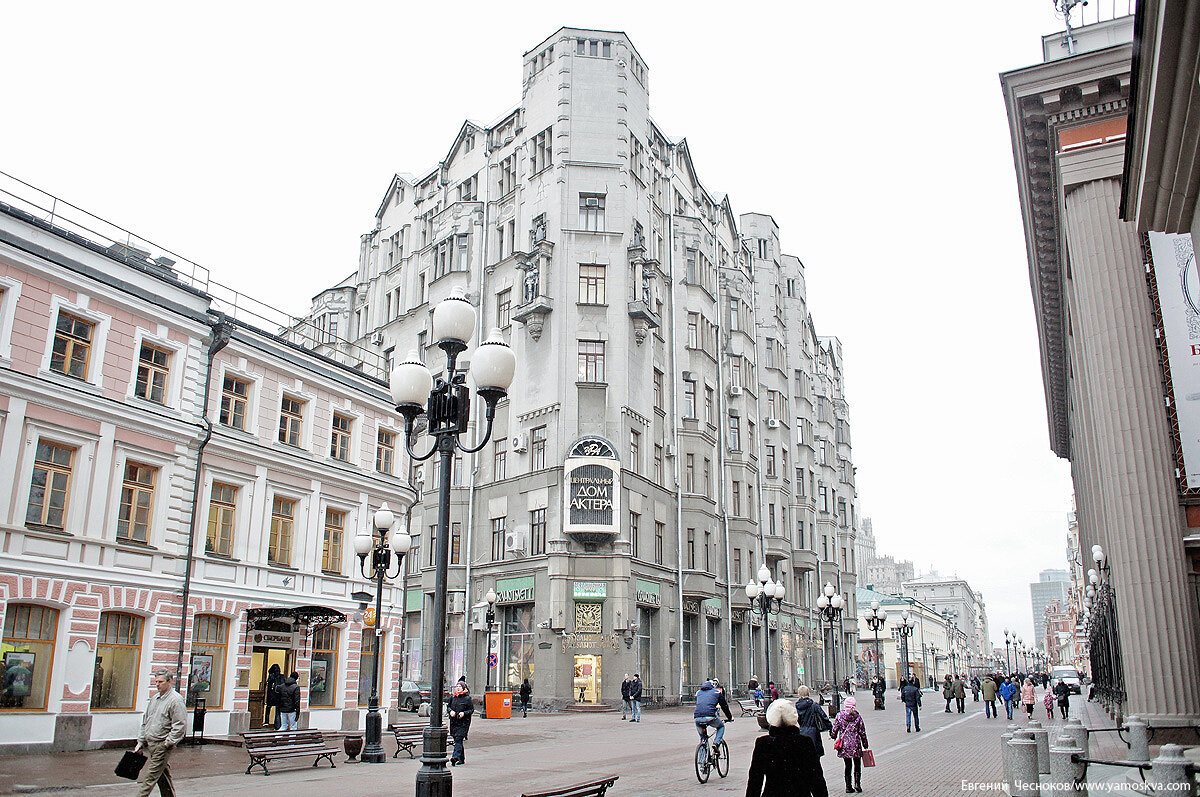Центральный дом актера москва арбат. Арбат 35 Москва. Центральный дом актёра на Арбате. Москва улица Арбат 35 Центральный дом актера имени а а Яблочкиной. Дом с рыцарями Арбат 35.