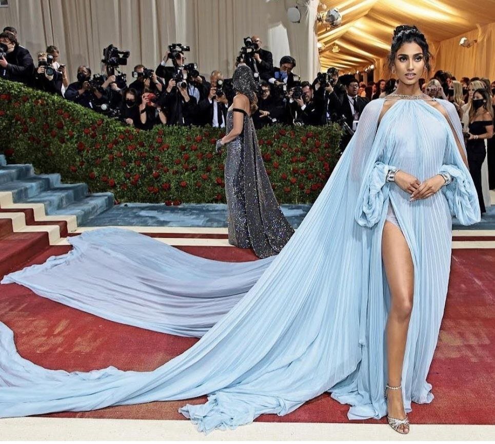 Искала даму в блестящем. Хотя у девушки в голубом очень даже интересное платье, сзади оно держится на длинных ожерельях (извини, не знаю как называются ) но хорошего фото не было(