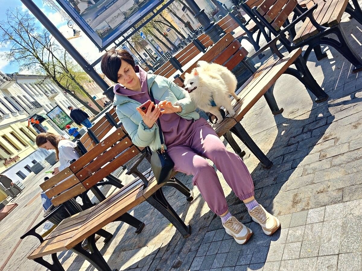 Прогулочная улица в центре города. Бруно похож на настоящего туриста))