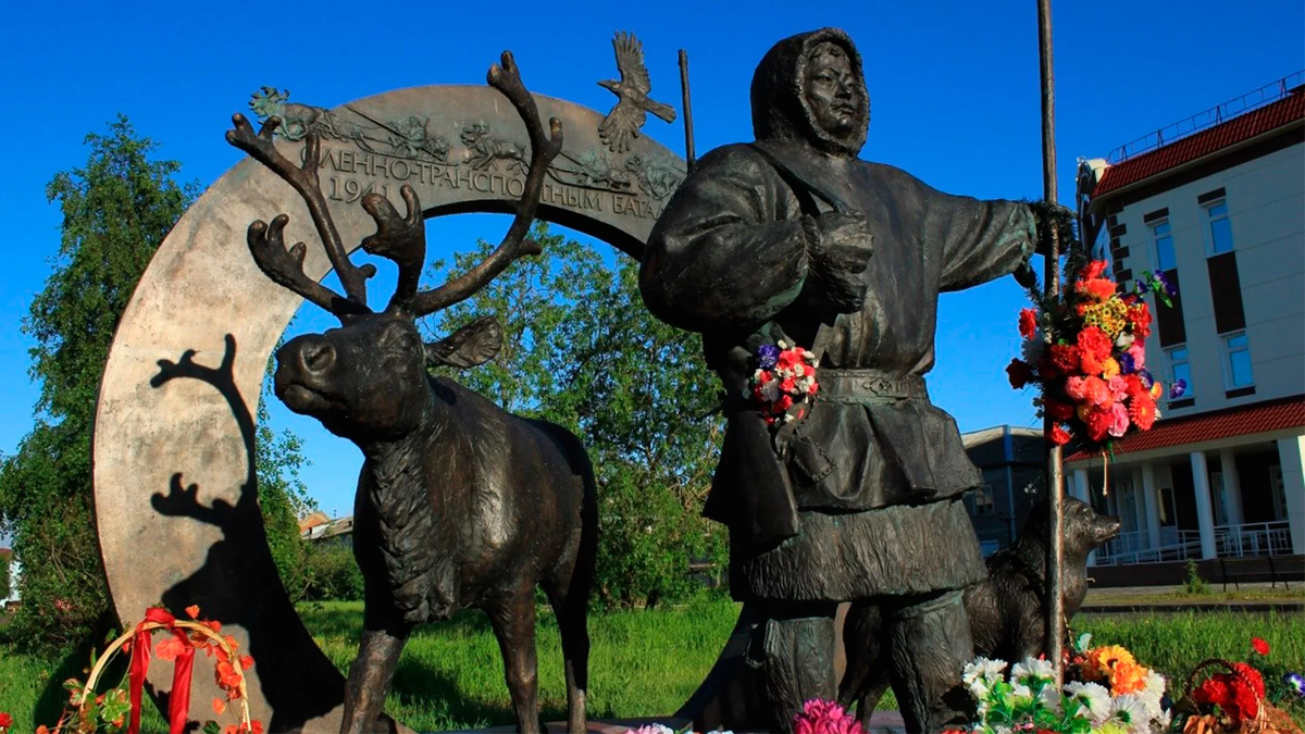 Памятник бойцам оленно-транспортных батальонов в Нарьян-Маре (Ненецкий АО). Фото из интернета.