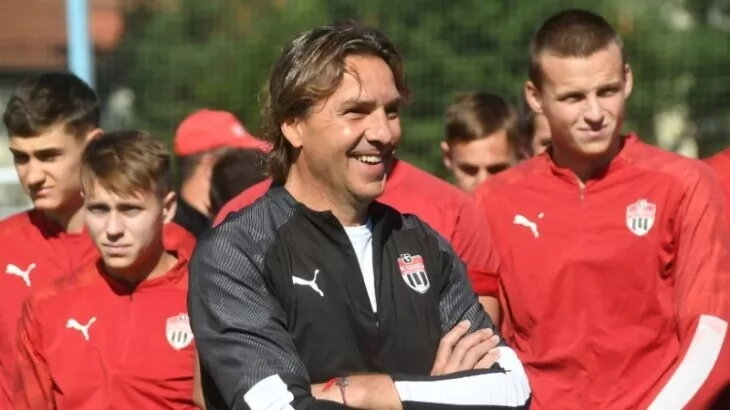 Барсик радуется, потому что у него прокатило не вылететь