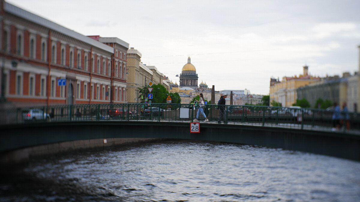 Туристы на канале в Питере