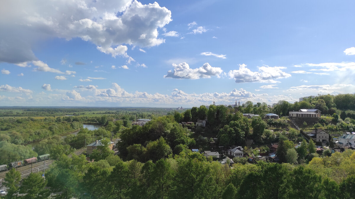 Широкие улицы города, душевный простор, красота природы, запах воздуха особенный, множество впечатлений.