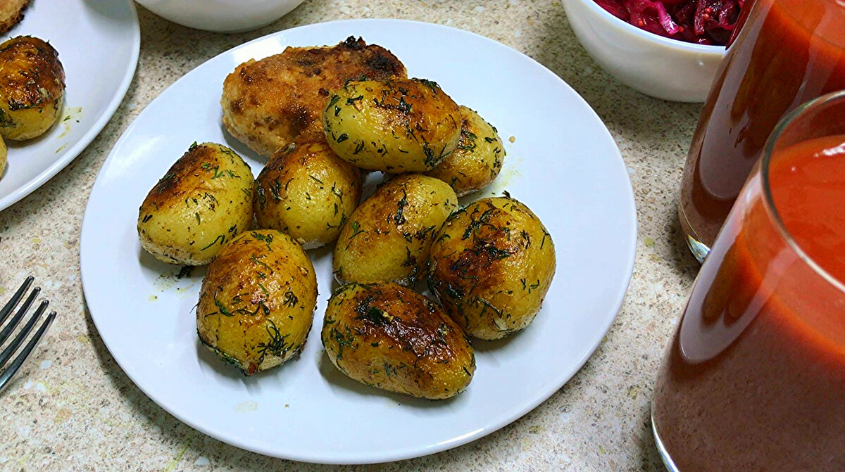 Секрет золотистой корочки. Невероятно вкусная молодая картошка с чесноком и  укропом | Тарелка | Дзен