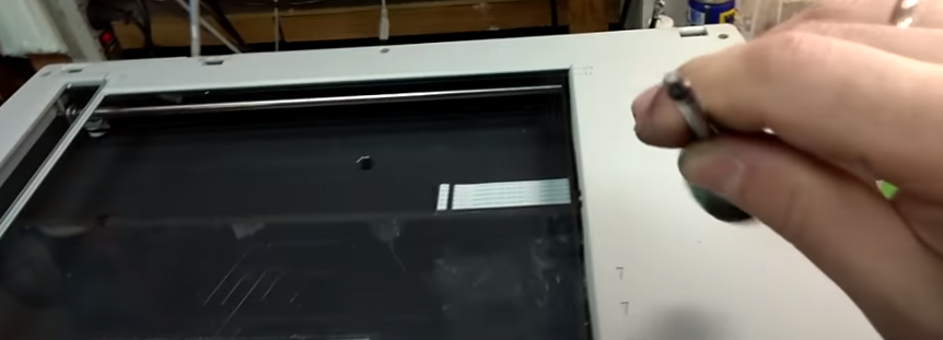 Очень аккуратно извлекаем лампу вместе с белым пластиковым посадочным местом