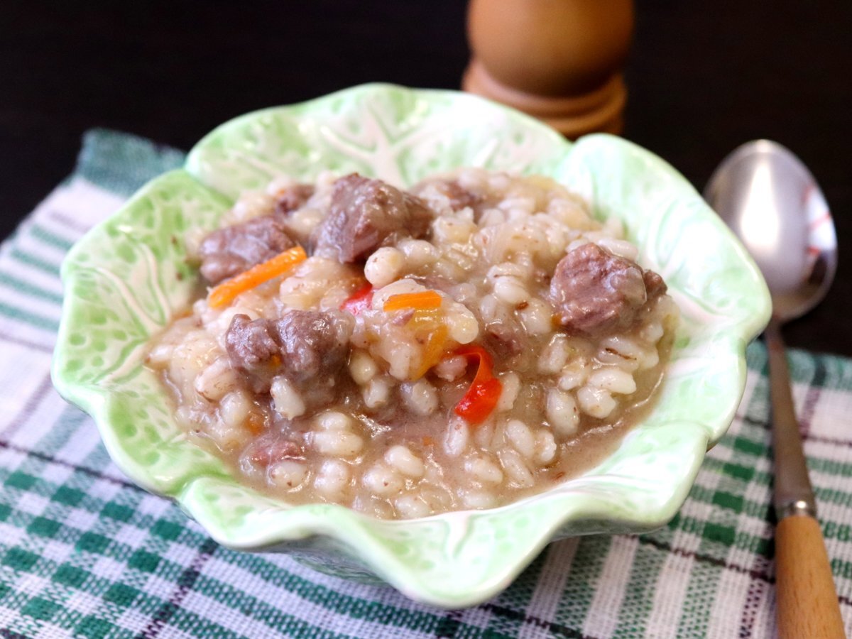 Говядина с перловкой и квашеной капустой в казане