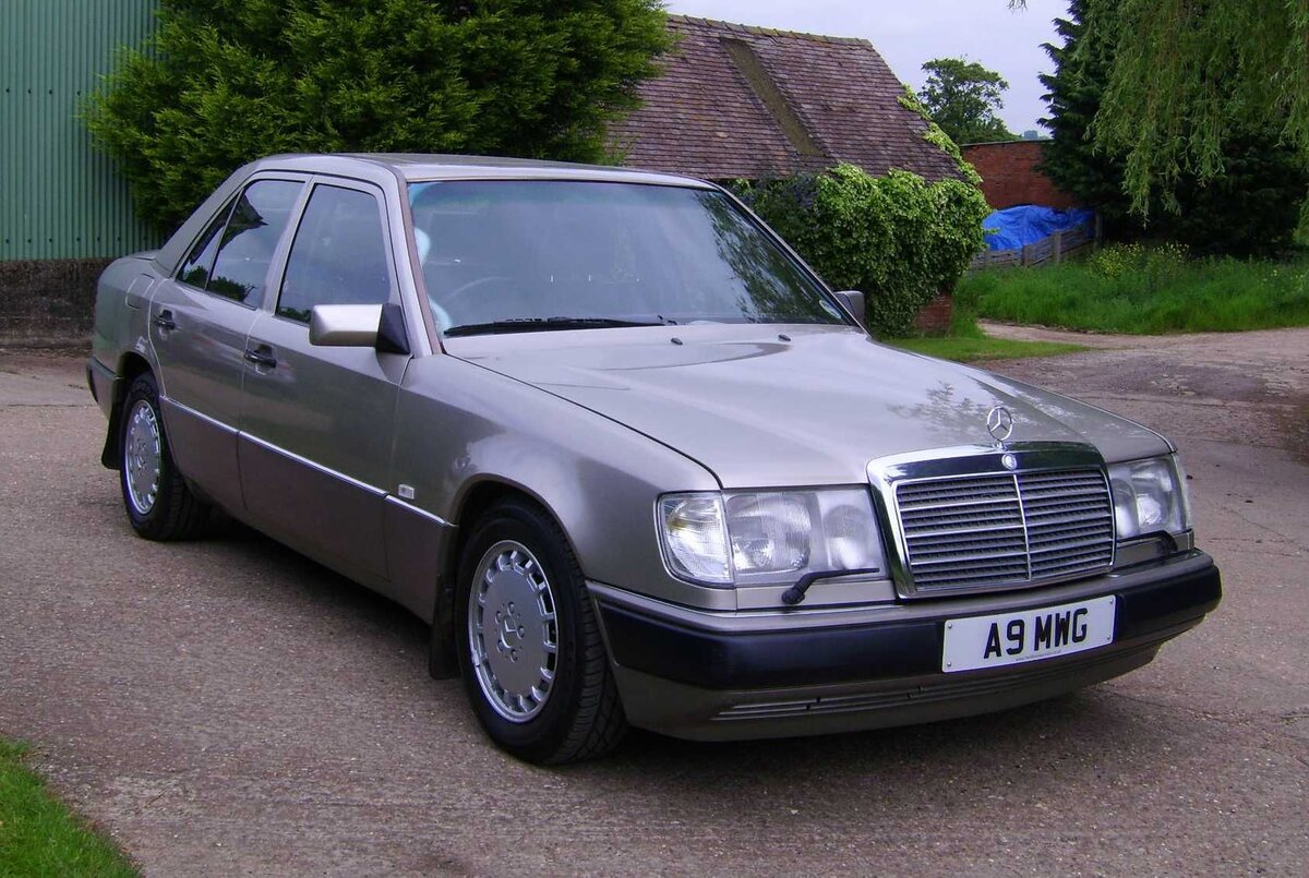 Mercedes-Benz W124 седан