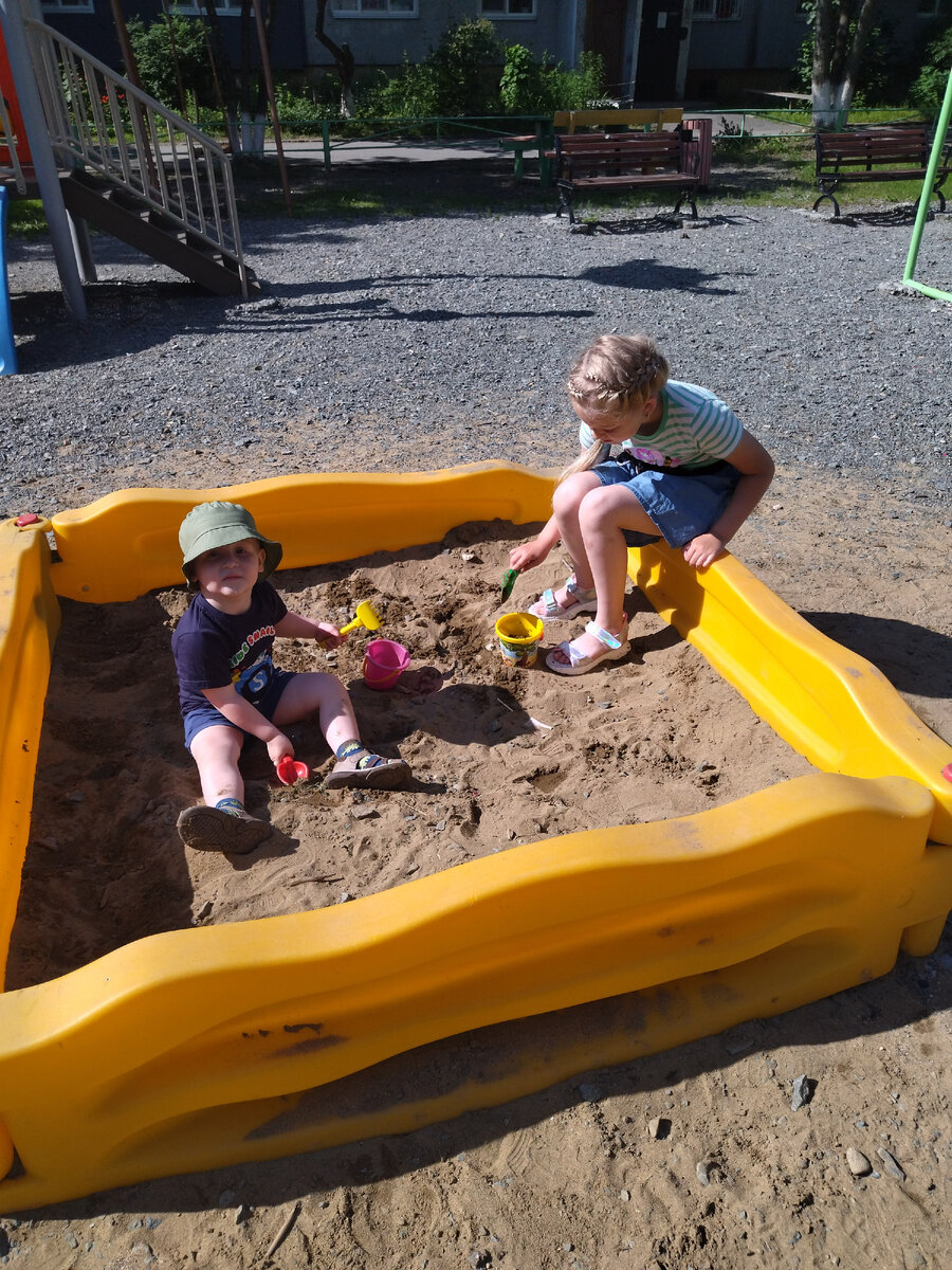 Другой день. Другая площадка. Другая песочница.