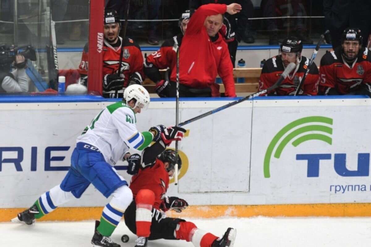    Слева игрок ХК "Салават Юлаев" Владислав Лукин.